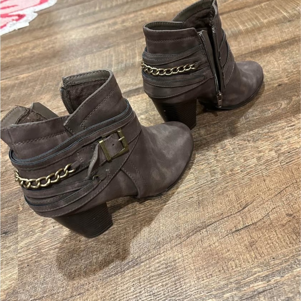 Stylish Women's Ankle Boots with Chain Detail